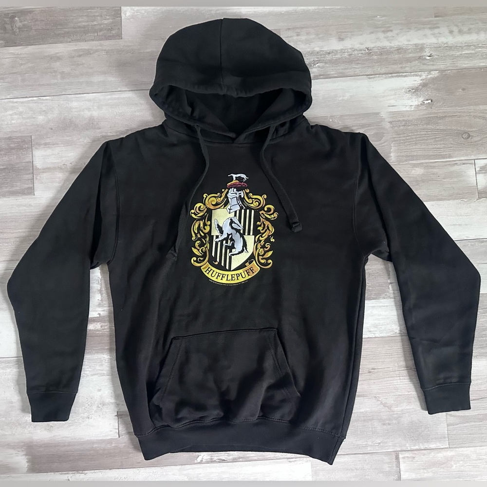 Harry Potter | Zuni | Women’s Black Hufflepuff Crest Graphic Hoodie | Size S